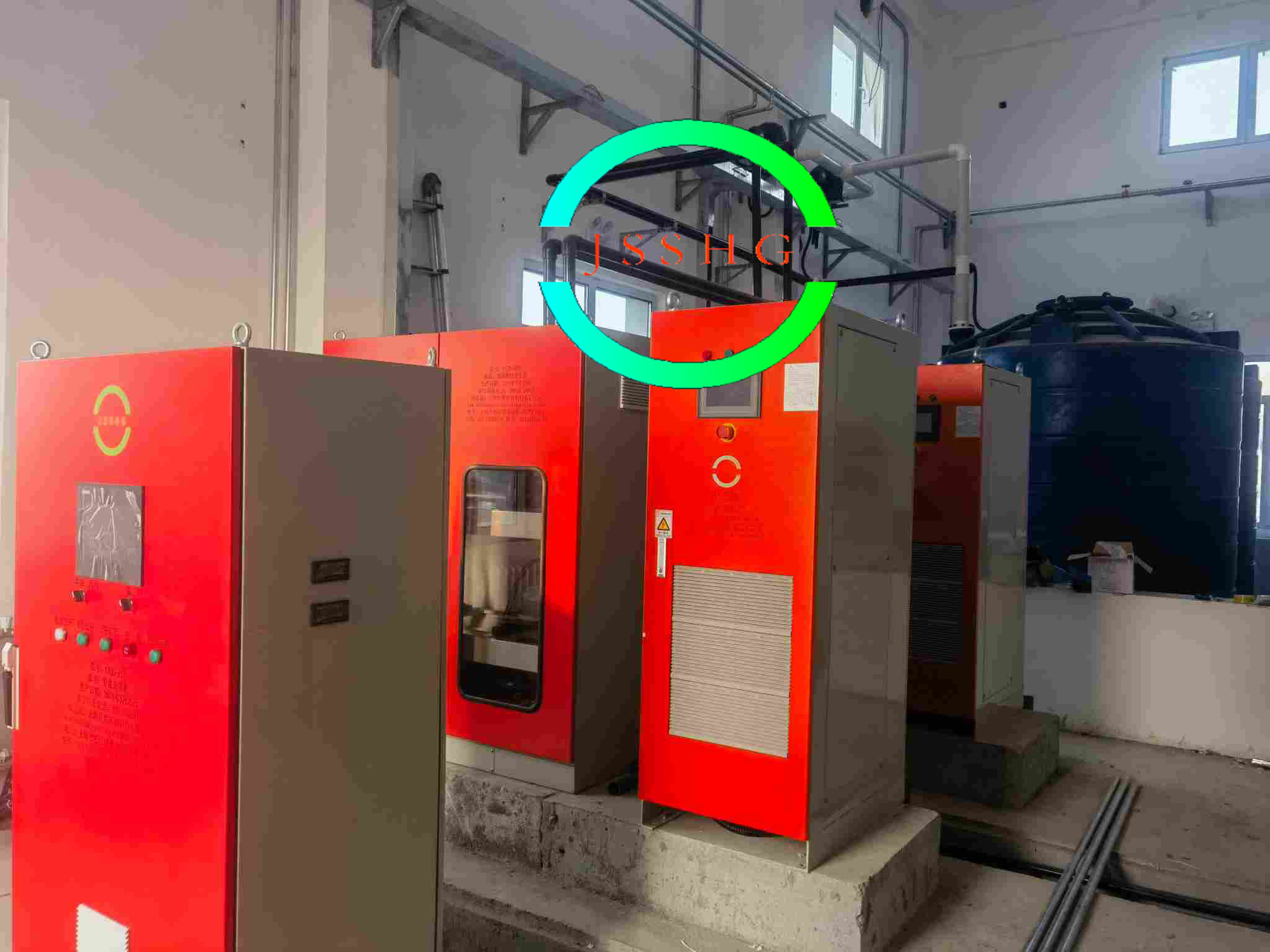 Large efficient sodium hypochlorite generator